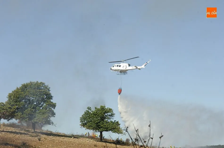 Helicóptero de la base de El Maíllo en un incendio anterior - Archivo