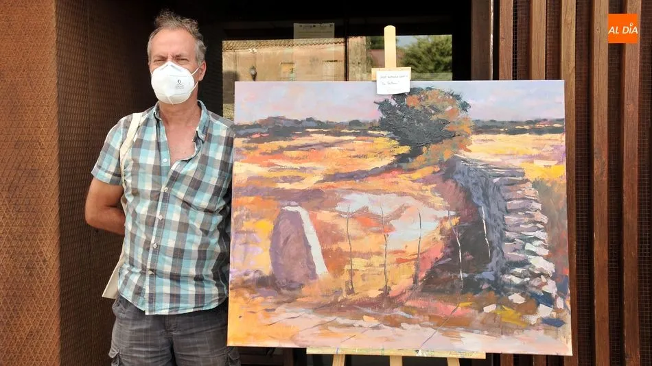 El ganador del certamen con su obra La Portera / E. Corredera