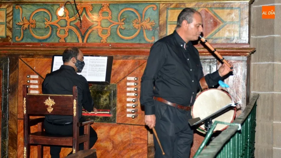 Gutierrez y Cid Cebrián en un momento de su actuación en la iglesia de Lumbrales / E. Corredera