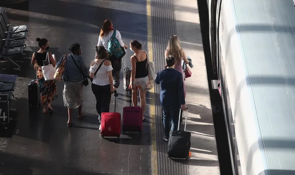 Viajeros caminan por uno de los andenes de la estación de tren Madrid Puerta de Atocha - Eduardo Parra - Europa Press