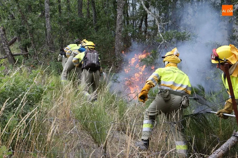 Una cuadrilla combate el fuego en San Esteban de la Sierra en 2019 - Archivo