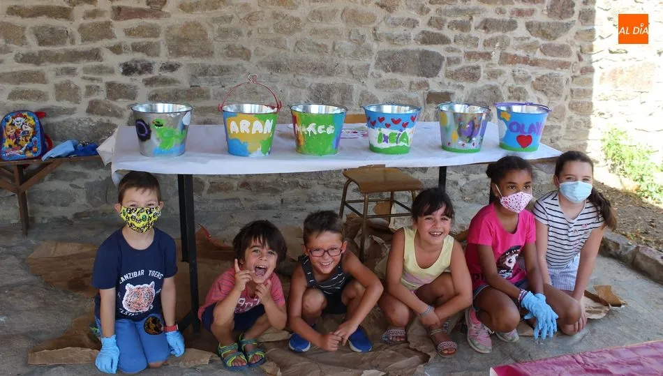 Los niños decoraron los cubos con pintura para convertirlos en bonitas papeleras