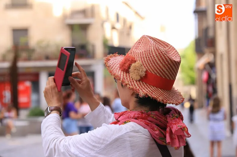 Una turista hace una foto en el centro de Salamanca