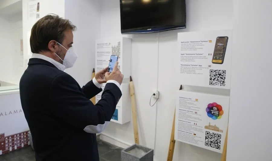 Fernando Castaño, concejal de Turismo, en la Oficina Municipal donde se atiende a los viajeros en la Plaza Mayor