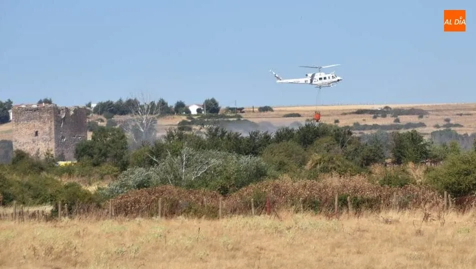 Helicóptero que participó en los trabajos para apagar el fuego de Tamames. Foto S. Aguado