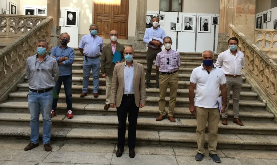 El presidente de la Diputación de Salamanca, Javier Iglesias, junto a los representantes de las asociaciones de ganaderos de toro de lidia