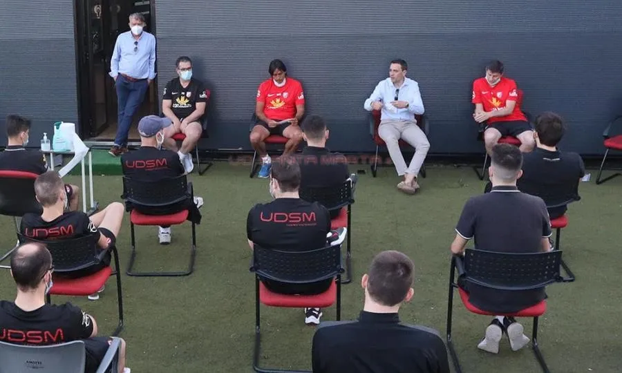 Roberto Martín, presidente de la UD Santa Marta, en una reunión con los técnicos del club. Foto UDSM