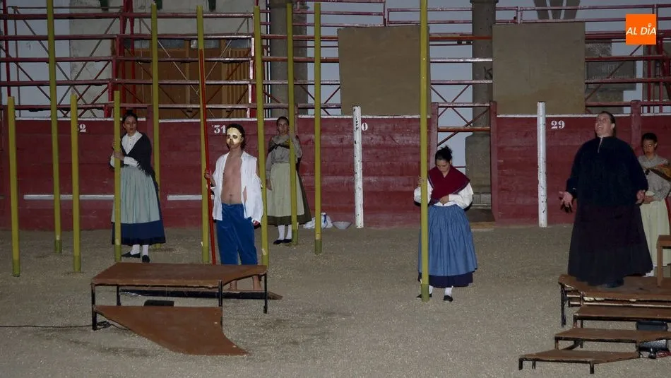 Este año también habrá teatro en la plaza, aunque sin las talanqueras | ESTER CORREDERA