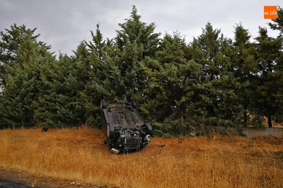 Vehículo volcado tras la salida de vía en la CL-510