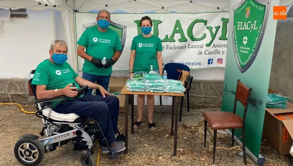 Alfonso Castilla en el centro junto a representantes de la Asociación ELACyL