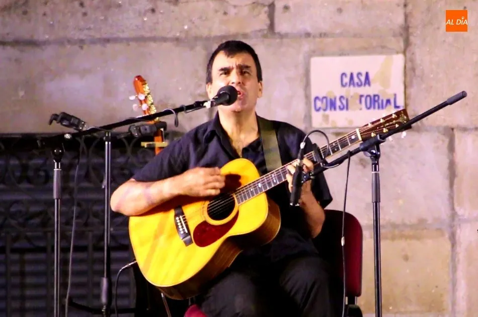 ‘El hombre folkíbero’ deja en Vitigudino un amplio repertorio de la música tradicional  en...