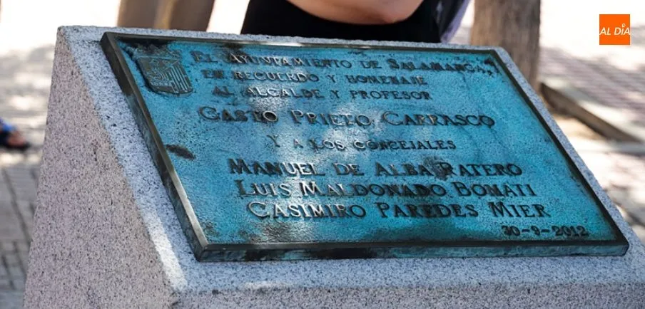 Placa situada en la plaza del Alcalde Prieto Carrasco dedicada a los miembros represaliados de la corporación municipal