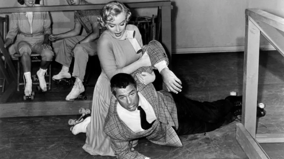Cary Grant y Marilyn Monroe en una escena de Me siento rejuvenecer