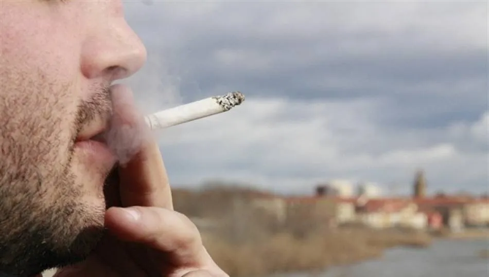 La relación del consumo de tábaco con los contagios ha llevado a algunas comunidades a prohibir esta práctica en determinadas circunstancias