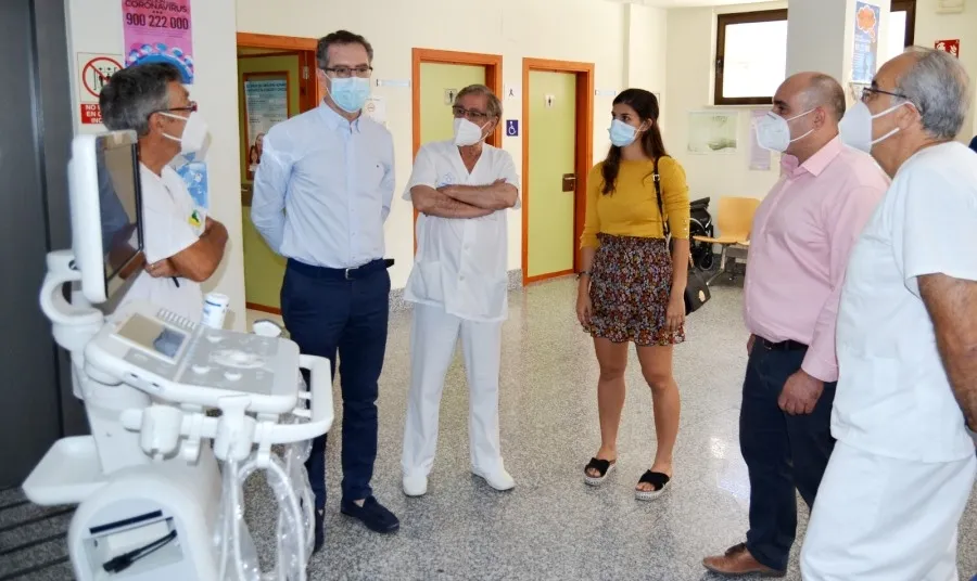 El gerente de Atención Primaria, Luis Javier González Elena, recibe, de manos del alcalde, José Buenaventura Recio García, esta donación