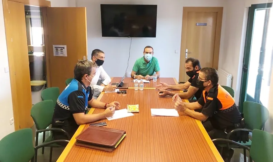 Reunión del alcalde de Carbajosa, Pedro Samuel Martín, y el concejal de Seguridad Ciudadana, Domingo Elena Izquierdo (Tote) con la Policía Local y con la Asociación de Voluntarios de Protección Civil