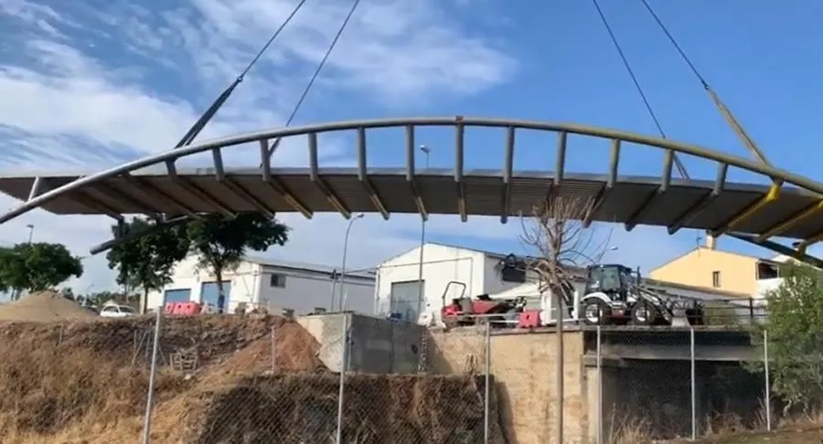 Una gran grúa ha facilitado el montaje de esta nueva pasarela