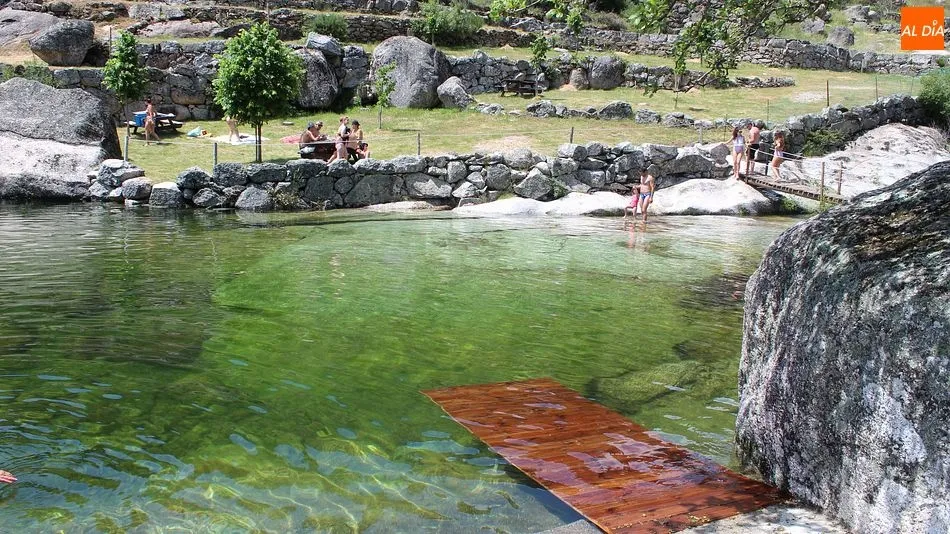 La playa fluvial de Loriga, con un aforo de 410 personas este verano, tiene bandera azul y calidad oro/ FOTOS: MARTÍN-GARAY
