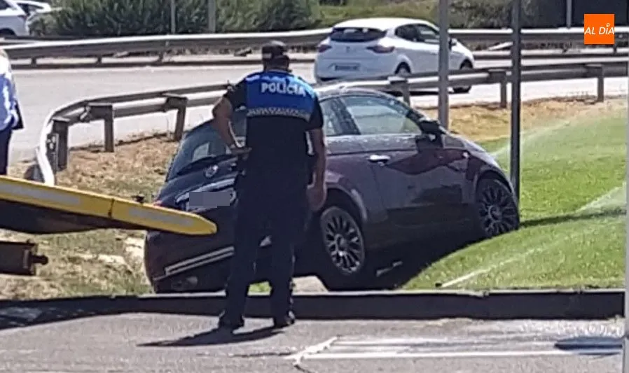 Estado del vehículo siniestrado, junto a la rotonda de Las llaves de la Ciudad