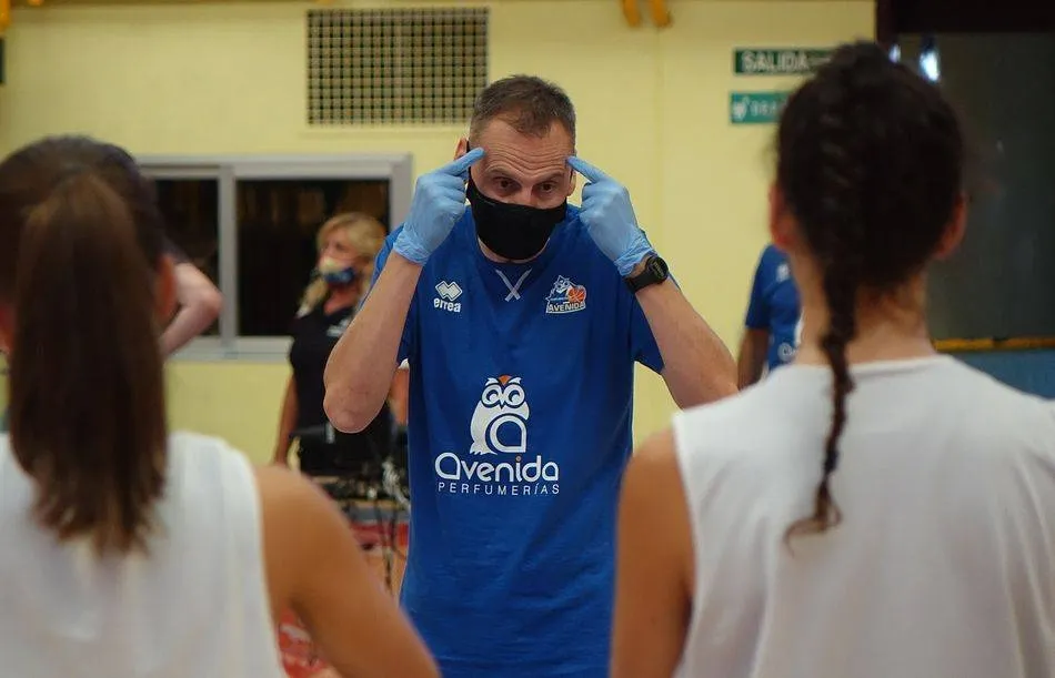 Roberto Íñiguez, entrenador de Perfumerías Avenida