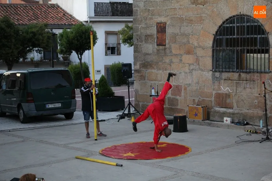Pequeños y mayores se divierten en Saucelle con un circo muy activo  