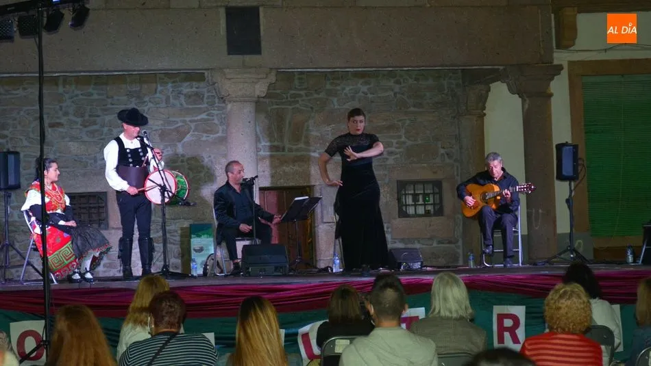 La gaita, el tamboril y la guitarra acompañaron los bailes charros y flamencos en el escenario lumbralense / E. Corredera