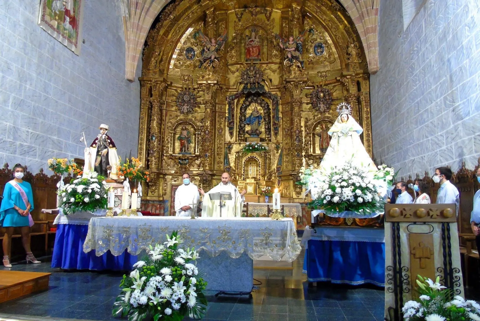 Dos solemnes eucaristías protagonizaban la festividad de San Roque en Macotera. Fotos: José Guerras