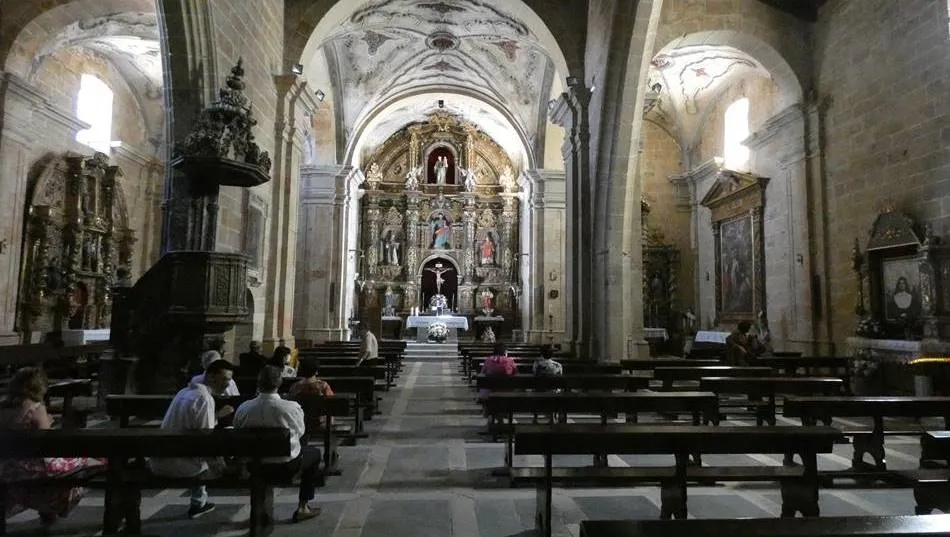 Misa dedicada a la Virgen de Nuestra Señora de la Asunción en Cantalpino, pero con mascarillas, distancia de seguridad e higiene de manos al entrar en la iglesia
