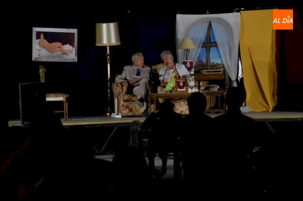 Escena de la obra A media luz los tres representada en Navales / Pedro Zaballos