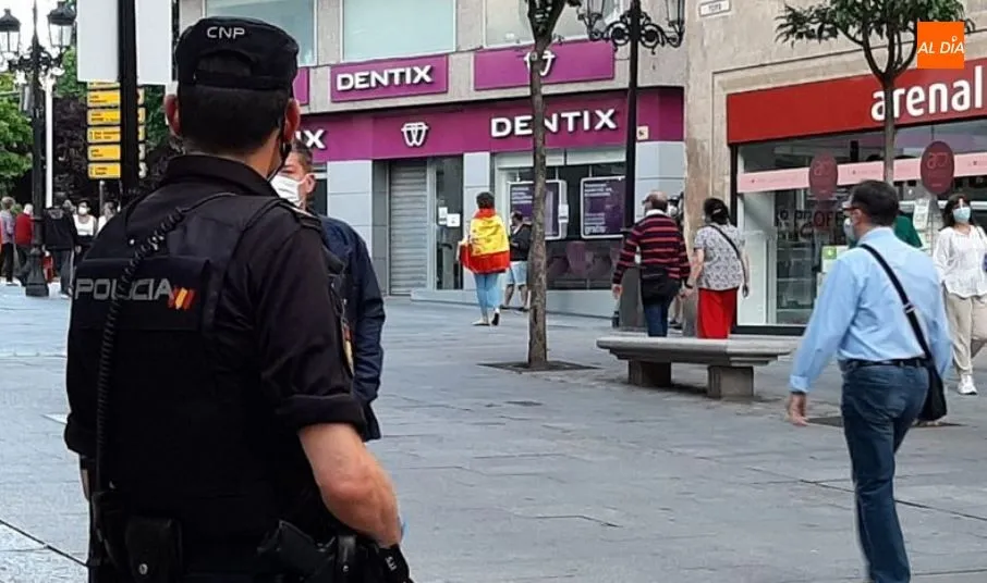 Agente de la Policía Nacional en la calle Toro. Foto de archivo