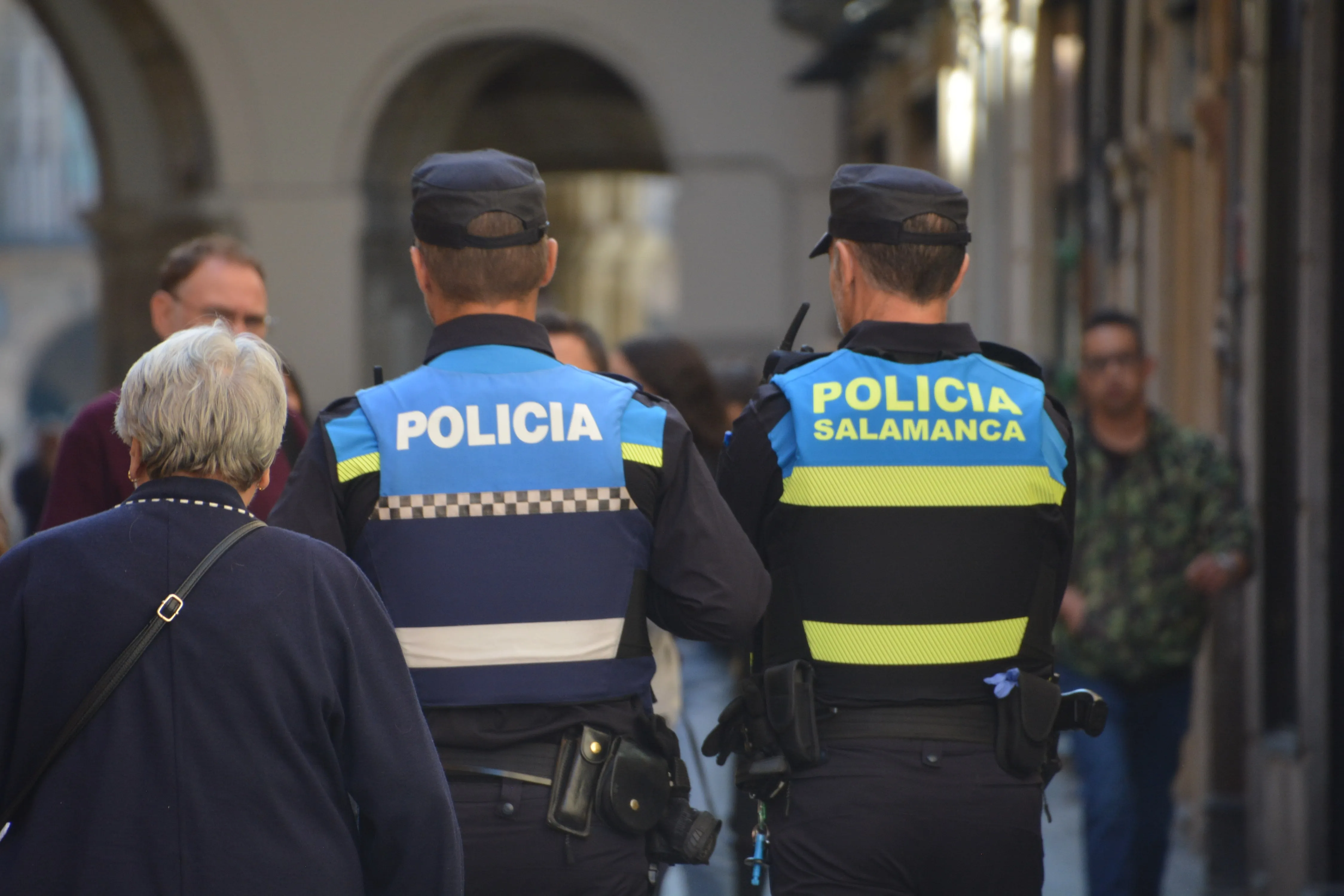 Agentes de la Policía Local por el centro de Salamanca. Foto de archivo