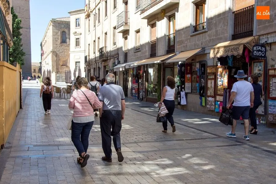 Viandantes en la Rúa Mayor de Salamanca. Foto de archivo
