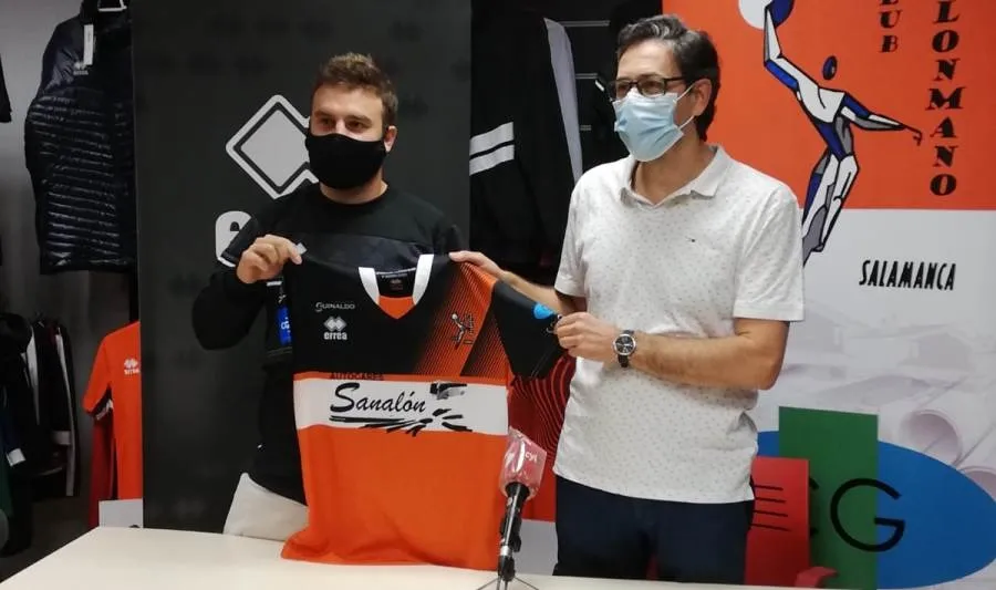 Presentación de Marcos Sánchez, nuevo entrenador del Balonmano Ciudad de Salamanca, junto al presidente del club, Manuel Carretero