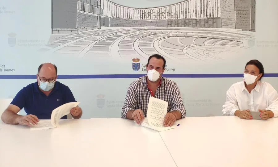 Firma del convenio con el alcalde, David Mingo, el presidente de Proyecto Hombre, Manuel Muiños, y la concejal Cruz Cacho