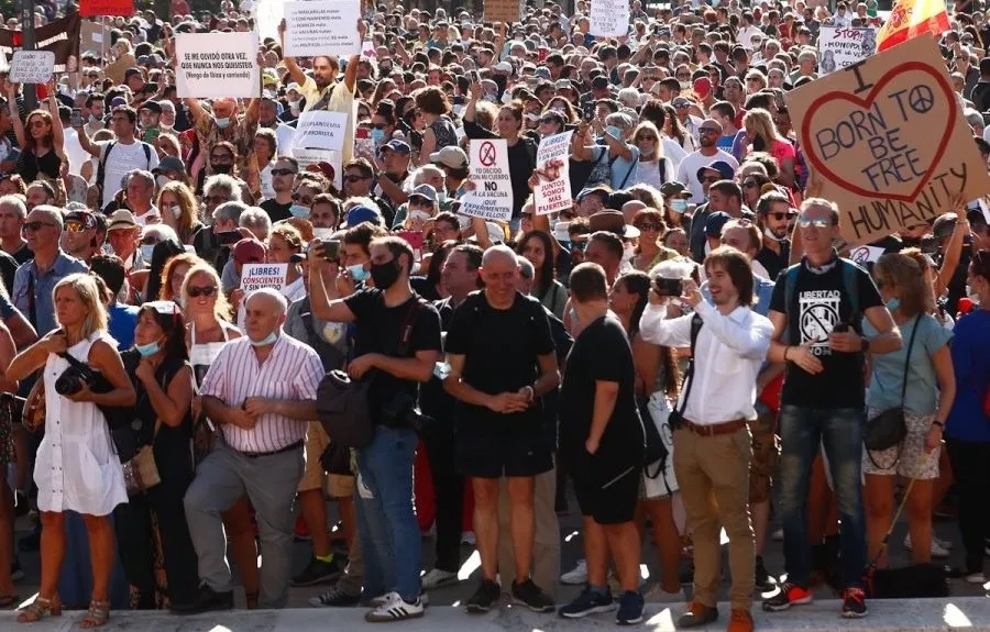 Todos estamos sorprendidos, no por la teoría negacionista, repetida durante toda la pandemia, sino por la manifestación masiva e incontrolada de este fin de semana