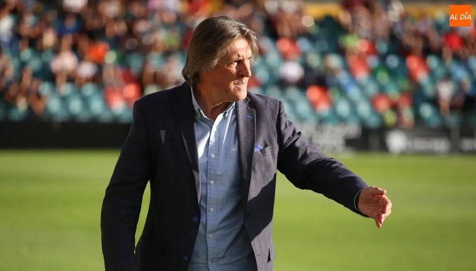 Sergio Egea, en su última etapa en el Oviedo, dirigiendo al equipo asturiano en el Helmántico