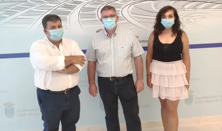 El concejal de Cultura y Educación, Francisco Miguel García, junto a la alumna de la USA que está realizando las prácticas en Santa Marta