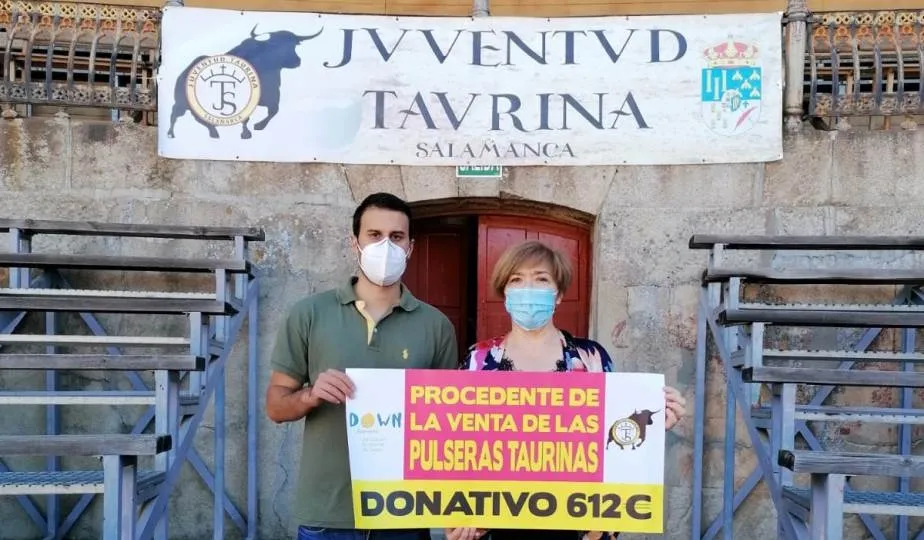 Entrega del cheque de Juventud Taurina a la asociacion Down Salamanca