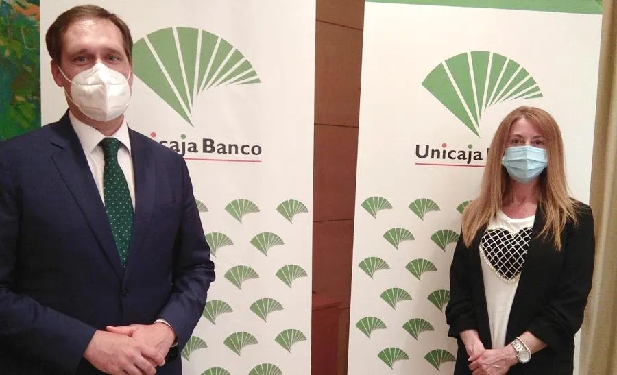 De izquierda a derecha, el director de Área de Valladolid Centro de Unicaja Banco, Ricardo Cifuentes, y la presidenta De CECAP Castilla y León, Nieves García. Foto UNICAJA