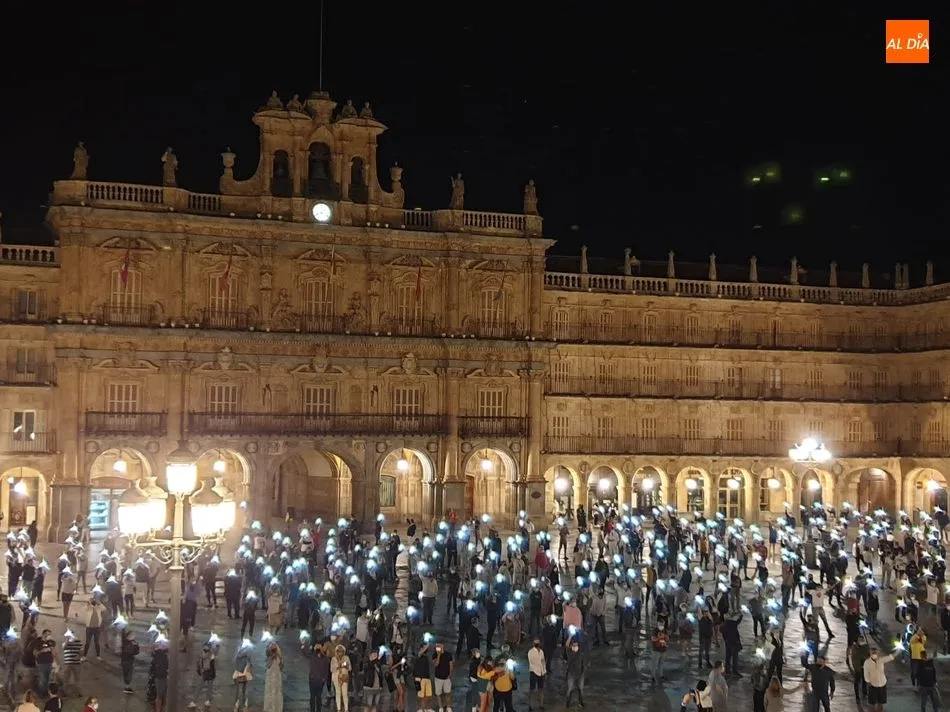 Concentración esta madrugada en la Plaza Mayor de los representantes de la hostelería salmantina y del sector del ocio nocturno