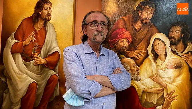 El pintor peñarandino Alejandro Mesonero junto a sus obras, que se muestran en la Casa del Arte
