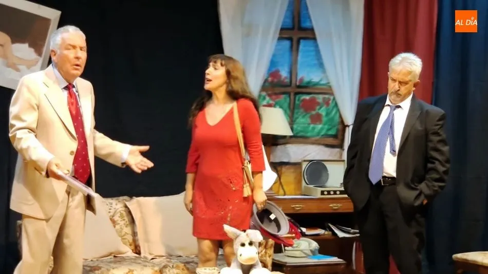Los tres actores en una escena de la divertida comedia de Miura
