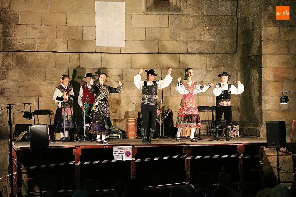 El grupo ‘Arraigo’ deja la nota tradicional en la Plaza de Aldeadávila  