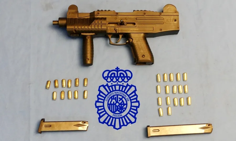 Arma y munición intervenida al detenido en esta intervención de la Policía Nacional