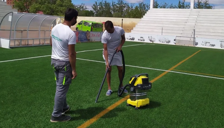 Trabajos de reparación del césped artificial del campo Reina Sofia. Foto @RSMonterrey