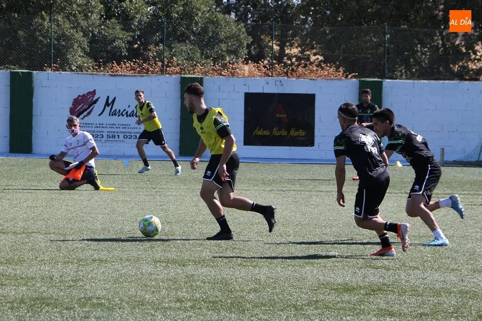 Los jugadores del CD Guijuelo en pleno entrenamiento bajo la atenta mirada de Jacobo Montes (primero por la izquierda) Fotos: Kiko Robles