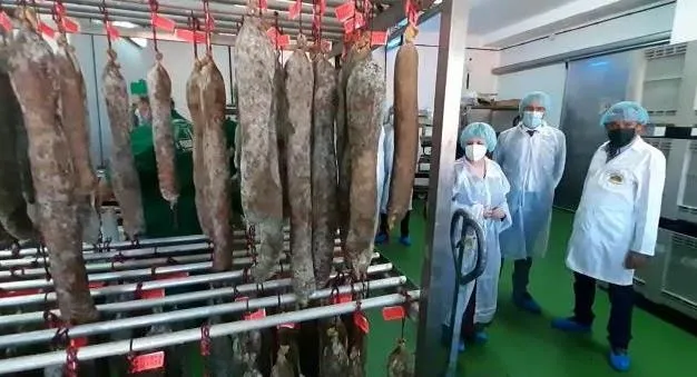 El delegado del Gobierno en Castilla y León, Javier Izquierdo, en su visita a fábricas chacineras de Guijuelo