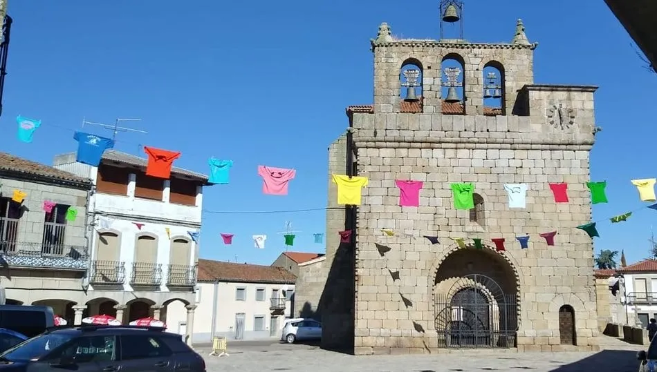 Imagen de la Plaza de Villavieja dedicada este 26 de agosto a las peñas / FOTOS: ANA MATEOS
