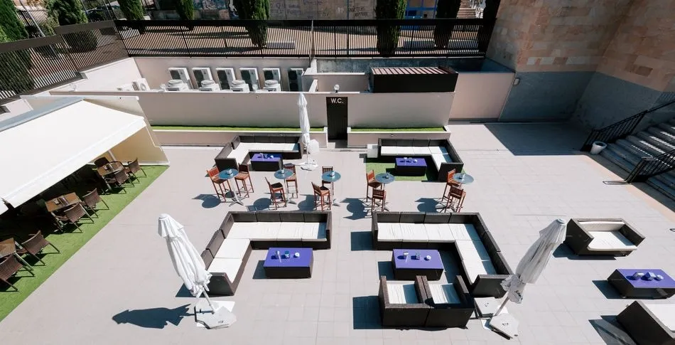 En la terraza, ofrecen servicio de tapeo y la posibilidad de comer y de realizar la sobremesa o tomar las primeras copas de la noche