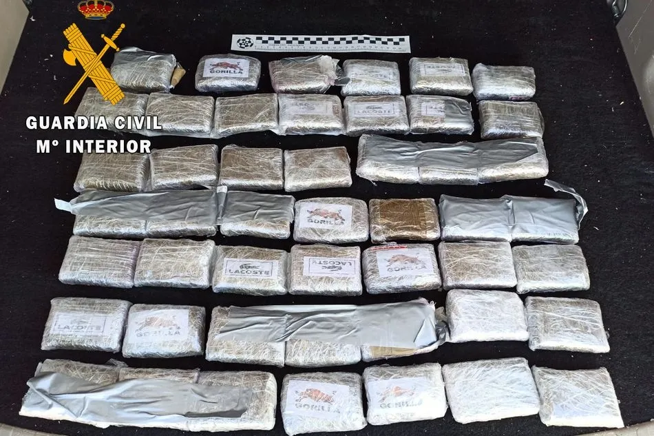 Droga incautada en el vehículo interceptado en el control de la Guardia Civil